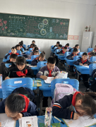 <b>色彩和线条描画出本人对食物平安的理解和等候</b>